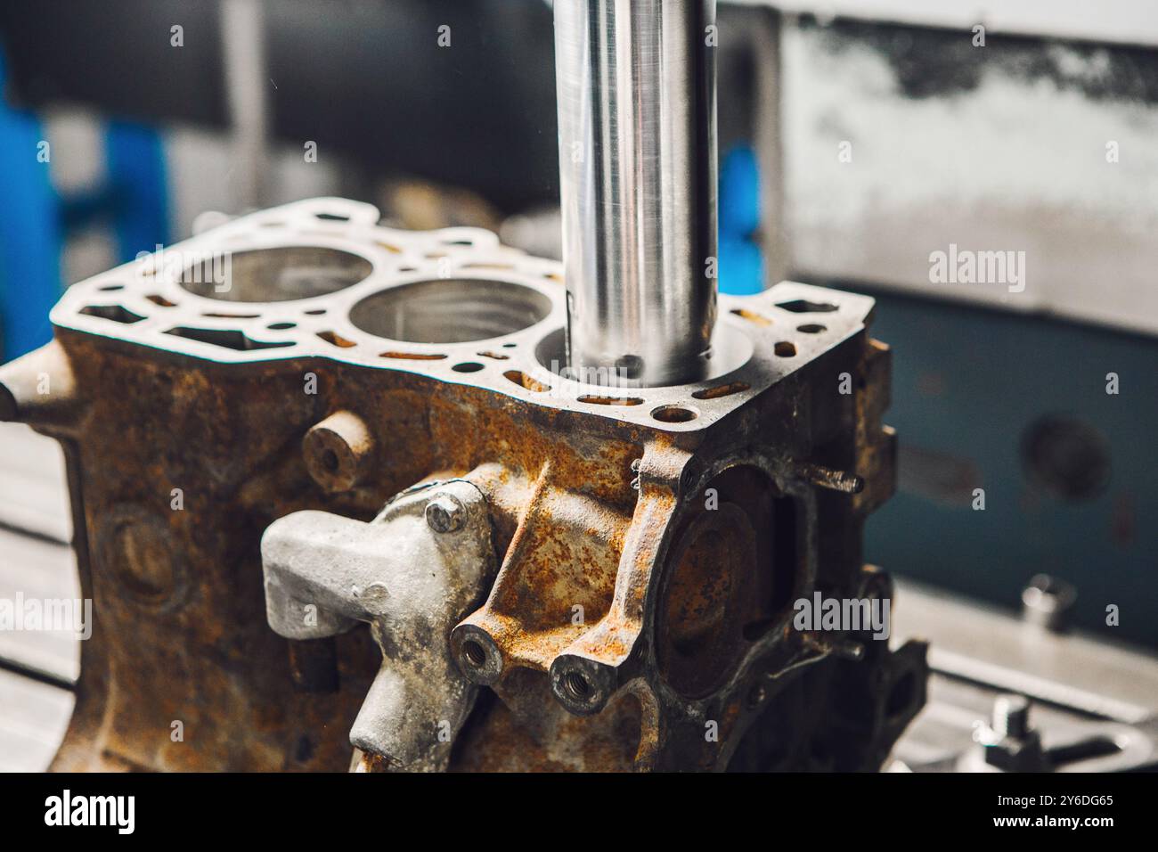 Alesaggio sotto il pistone dopo il manicotto del motore utilizzando una macchina a controllo numerico computerizzato. Alesaggio del cilindro motore su macchina cnc. Foto Stock