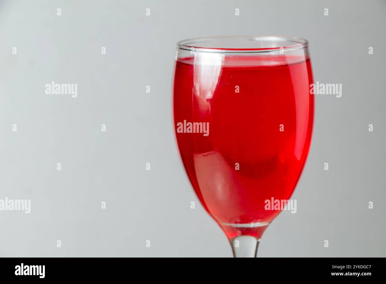 bicchiere di vino di sciroppo rosso con corpo in vetro spazio negativo Foto Stock