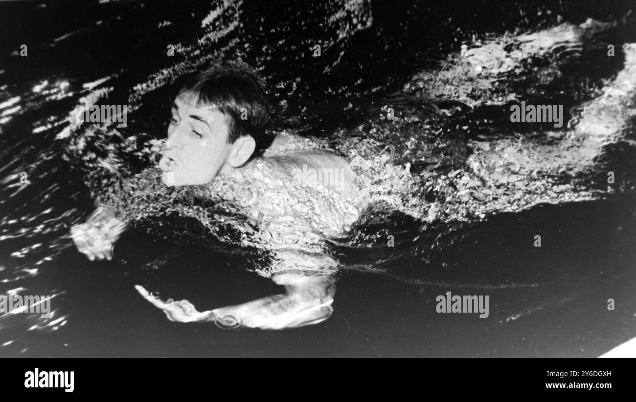 IL NUOTATORE SOVIETICO KARETNIKOV STABILISCE UN NUOVO RECORD EUROPEO IN SENO AL SENO A MOSCA; 14 MAGGIO 1963 Foto Stock