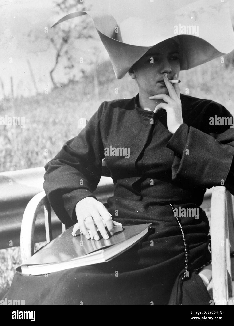 FILMA LE GIOVANI SUORE CON CATHERINE SPAAK CHE FUMA SIGARETTA A ROMA; 13 MAGGIO 1963 Foto Stock