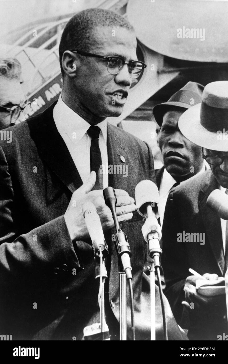 11 MAGGIO 1963 MALCOLM X, LEADER DELL'ORGANIZZAZIONE MUSULMANA NERA, RILASCIA UN'INTERVISTA A WASHINGTON D.C., DOVE STA ALLESTENDO UN QUARTIER GENERALE. STATI UNITI Foto Stock