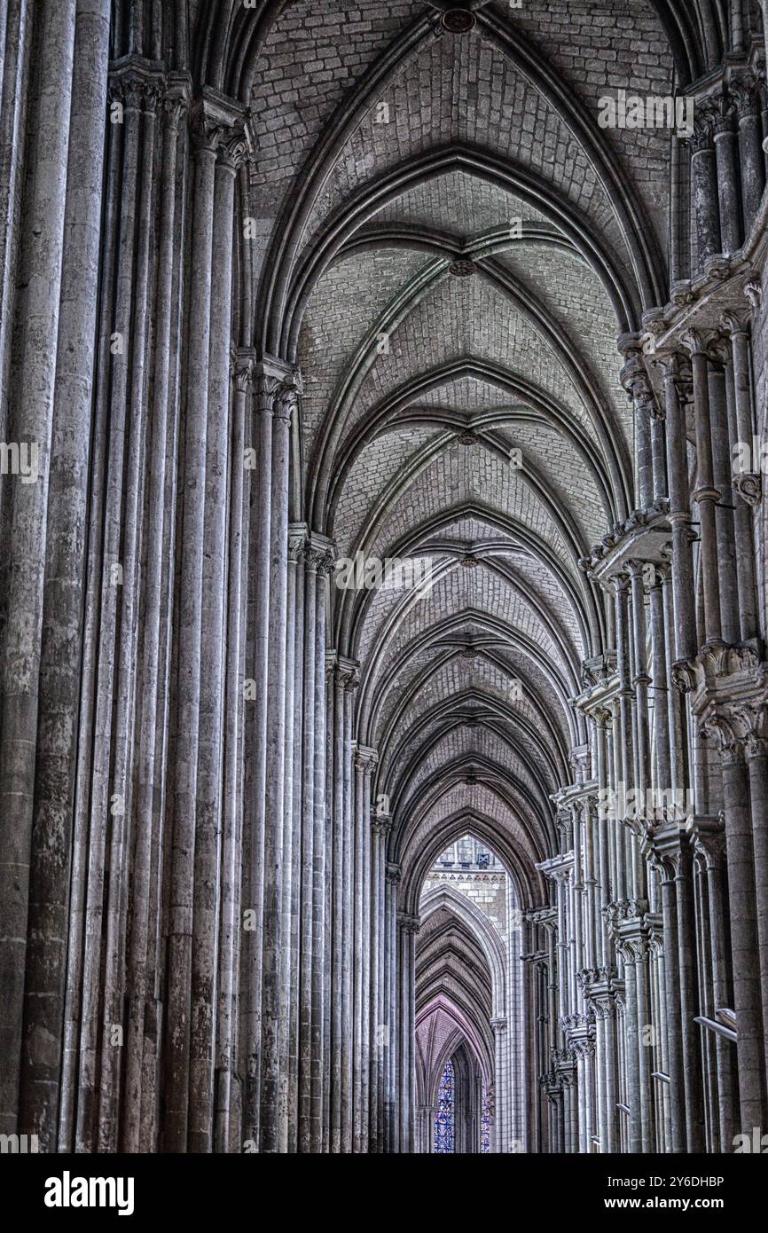 Interni della cattedrale di Rouen (soffitto e colonne), HDR, Rouen, Normandia, Francia Foto Stock