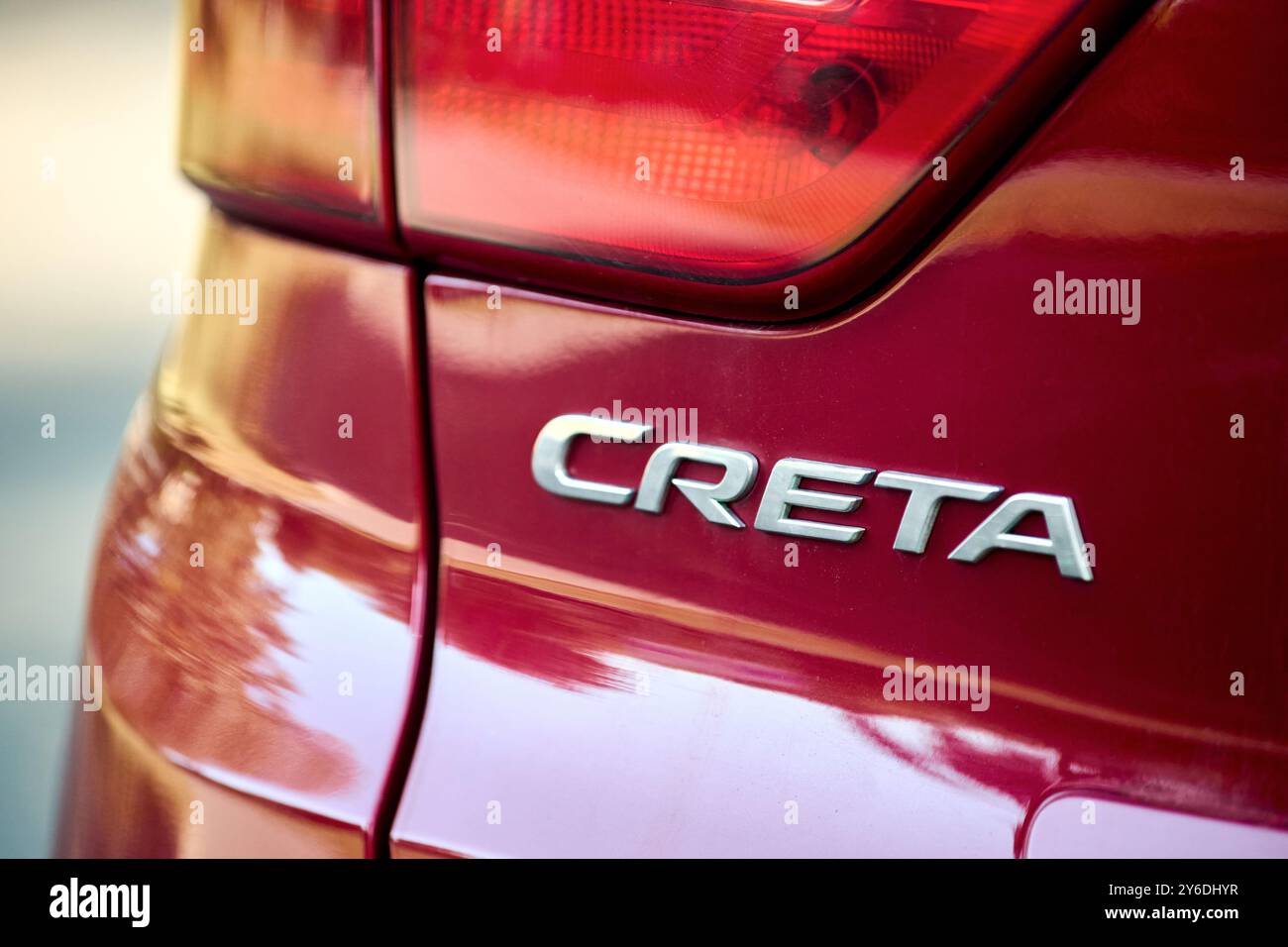 Minsk, Bielorussia - 18 settembre 2024: Hyundai Creta Premium di prima generazione pre-facelift SUV 2014 2021 rosso dettagli metallici etichetta logo badge posteriore Foto Stock