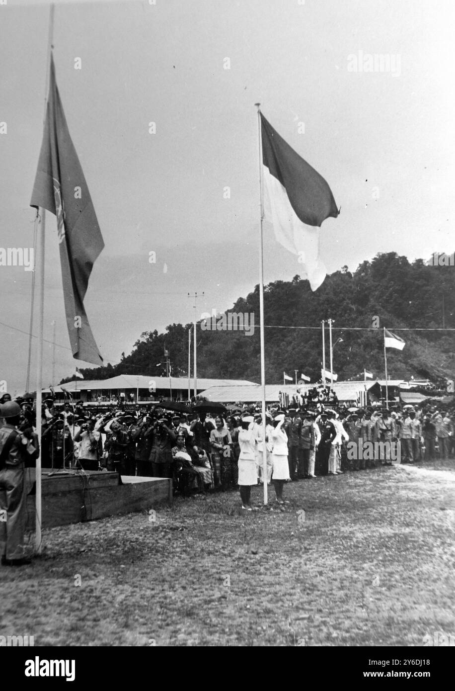 POLITICA BANDIERA DELLE NAZIONI UNITE ABBASSATA COME ONDATE DI BANDIERA INDONESIANA ; 6 MAGGIO 1963 Foto Stock