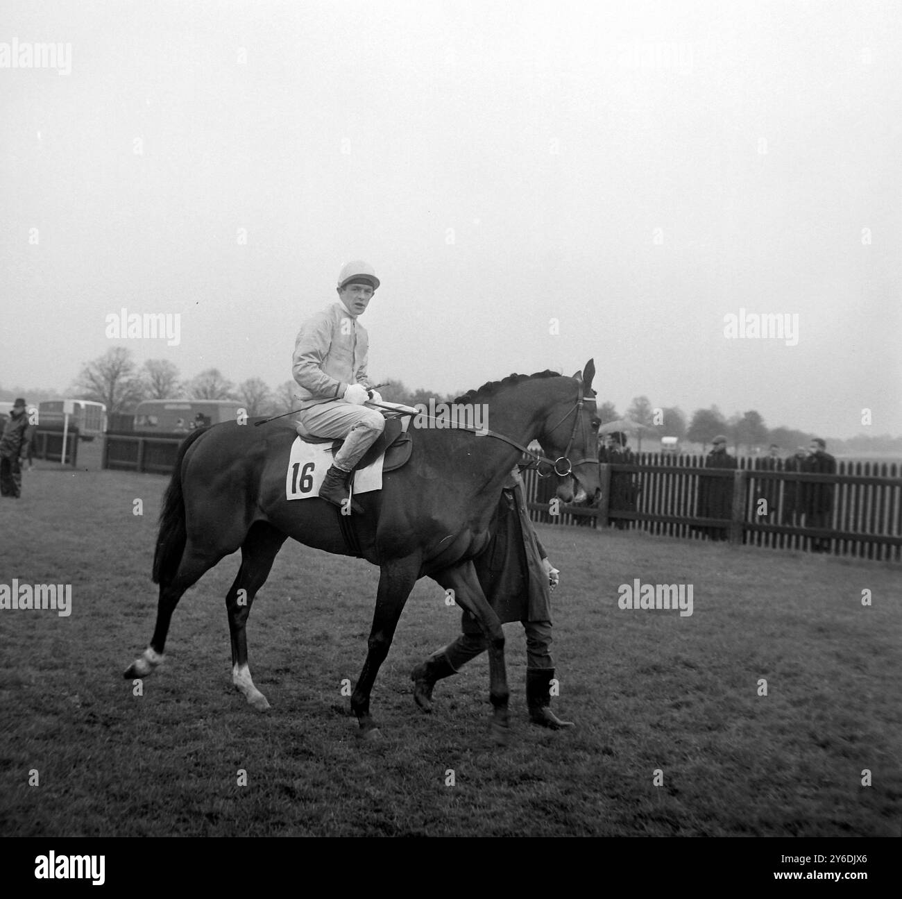 CORSA IPPICA CON P ROBINSON FINO INGRESSO AL DERBY DI NEWMARKET; 2 MAGGIO 1963 Foto Stock