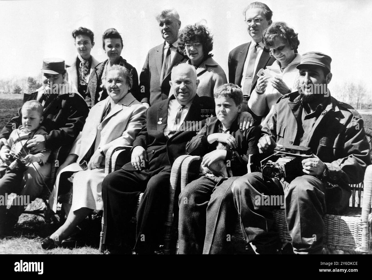30 APRILE 1963 IL PRIMO MINISTRO SOVIETICO NIKITA KHRUSHCHEV E LA SUA FAMIGLIA CON IL LEADER CUBANO FIDEL CASTRO. MOSCA, URSS. Foto Stock