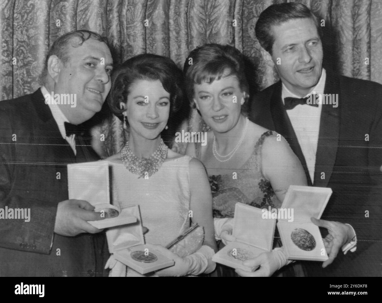 TONY AWARDS PRESENTATI - ZERO MOSTEL, VIVIEN LEIGH, ARTHUR HILL E UTA HAGEN A NEW YORK / ; 29 APRILE 1963 Foto Stock