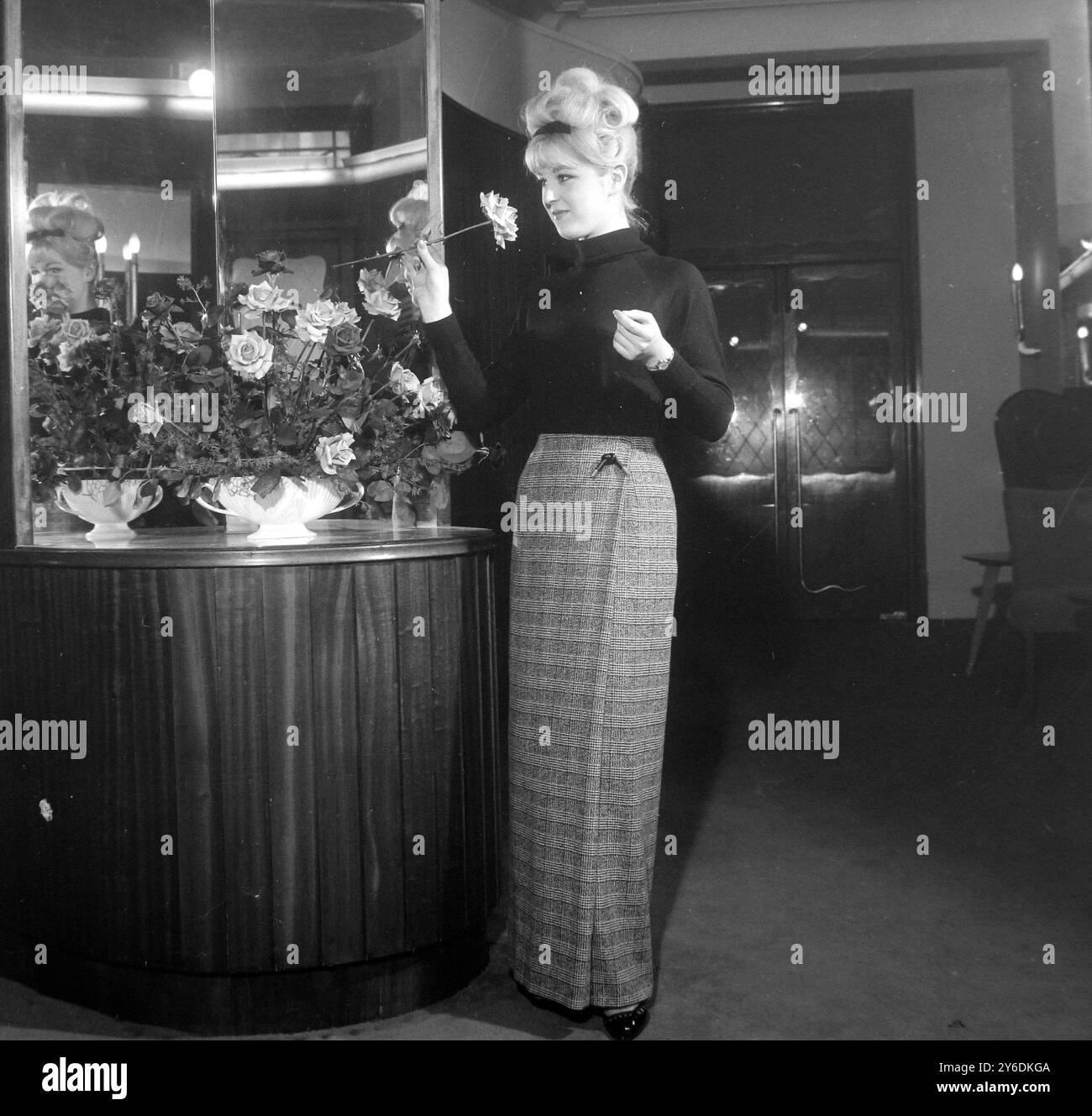 GONNE DI MODA A TUTTA LUNGHEZZA DI LINZI ; 30 APRILE 1963 Foto Stock