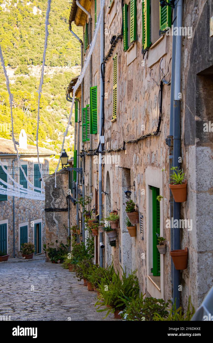Case in prospettiva di una piccola città lontana dalla città, dove vediamo che ognuna ha il proprio vaso di piante e pennant appesi dalla cima Foto Stock