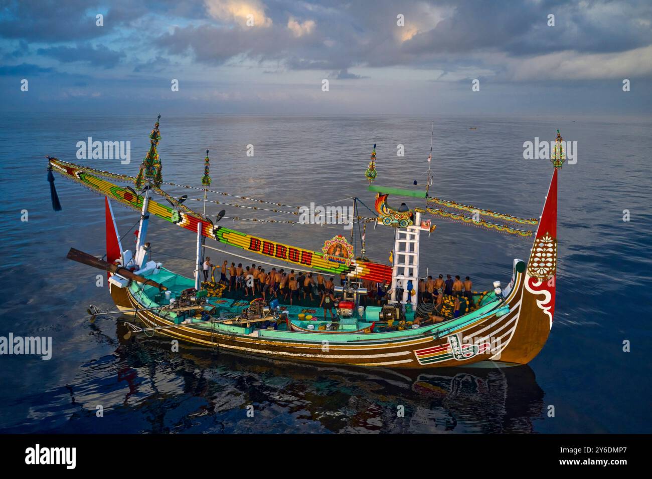 Indonesia, isola di Bali, villaggio di Perancak, barca da pesca riccamente decorata che pesca in mare Foto Stock
