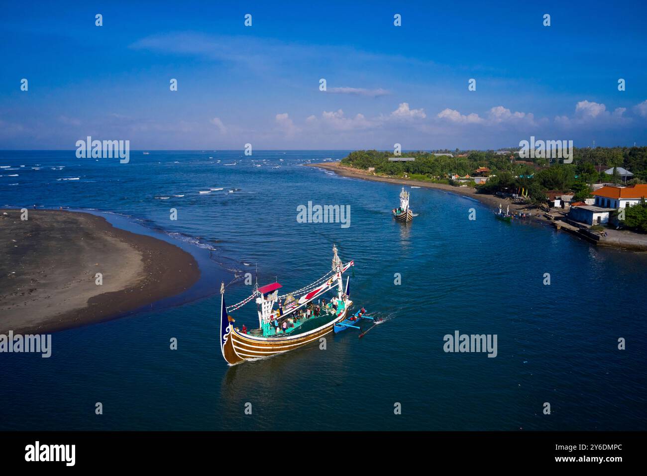 Indonesia, isola di Bali, villaggio di Perancak, barche da pesca riccamente decorate nel porto Foto Stock