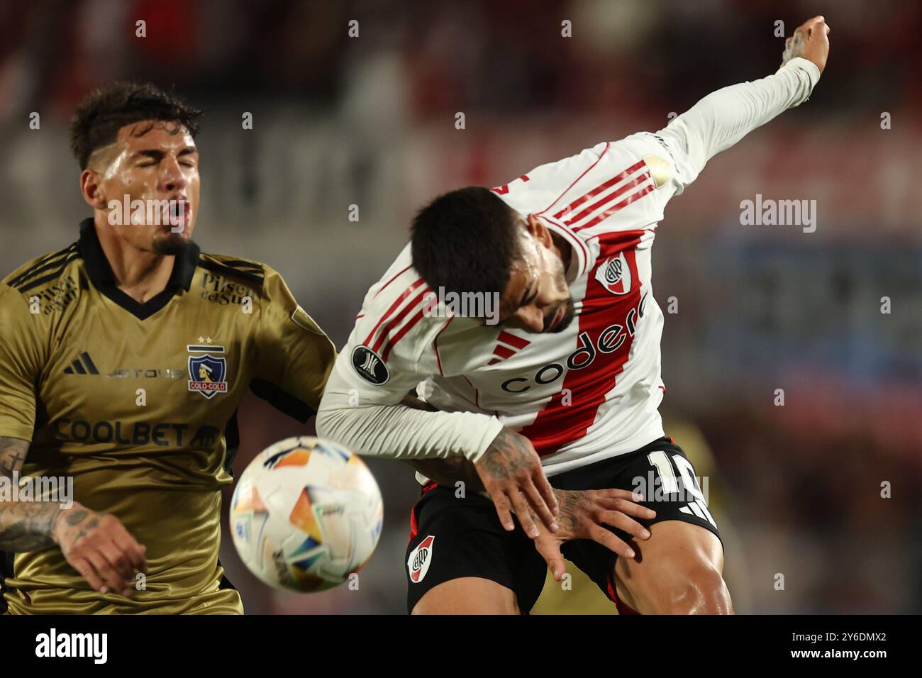 Buenos Aires, Argentina. 24 settembre 2024. Il centrocampista argentino del River Plate Manuel Lanzini (R) si batte per il pallone con il difensore del Colo del Cile Alan Saldivia durante i quarti di finale della CONMEBOL Copa Libertadores, allo stadio El Monumental di Buenos Aires, il 24 settembre 2024. Crediti: Alejandro Pagni/Alamy Live News Foto Stock