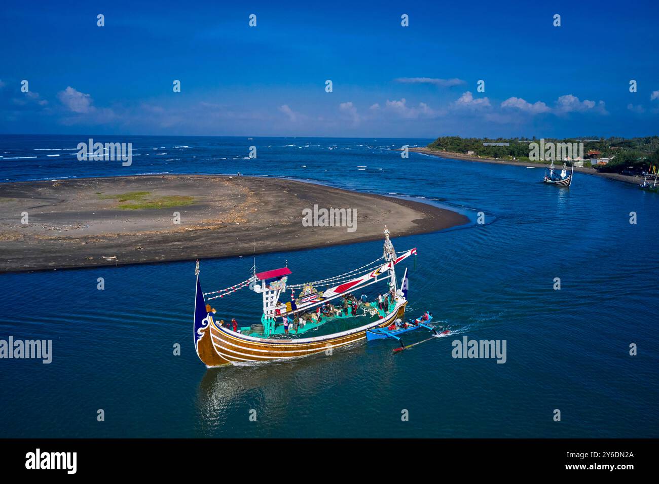 Indonesia, isola di Bali, villaggio di Perancak, barche da pesca riccamente decorate nel porto Foto Stock