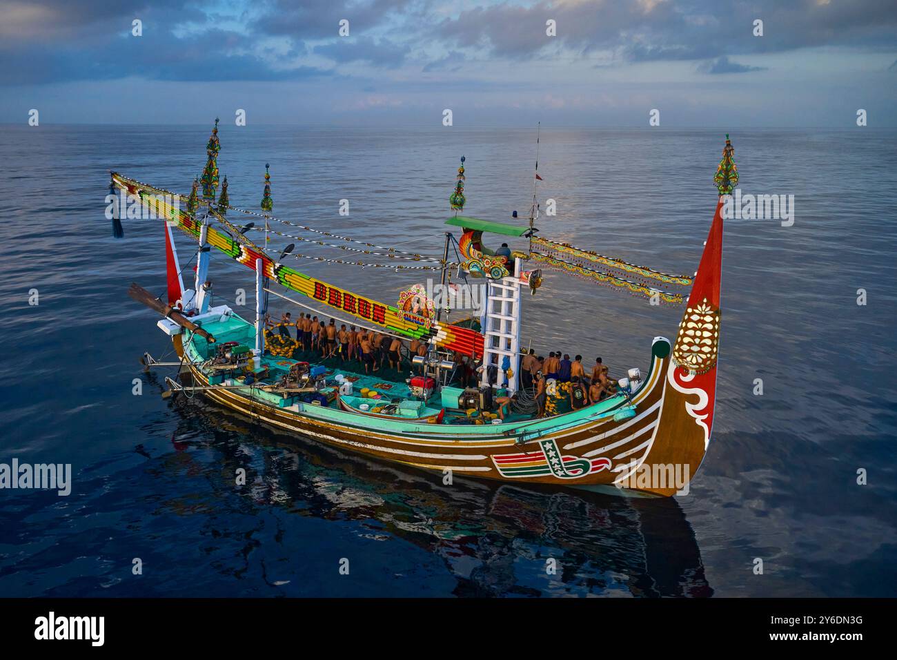Indonesia, isola di Bali, villaggio di Perancak, barca da pesca riccamente decorata che pesca in mare Foto Stock
