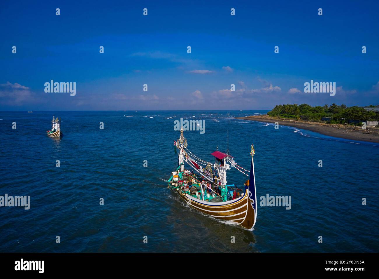 Indonesia, isola di Bali, villaggio di Perancak, barche da pesca riccamente decorate nel porto Foto Stock