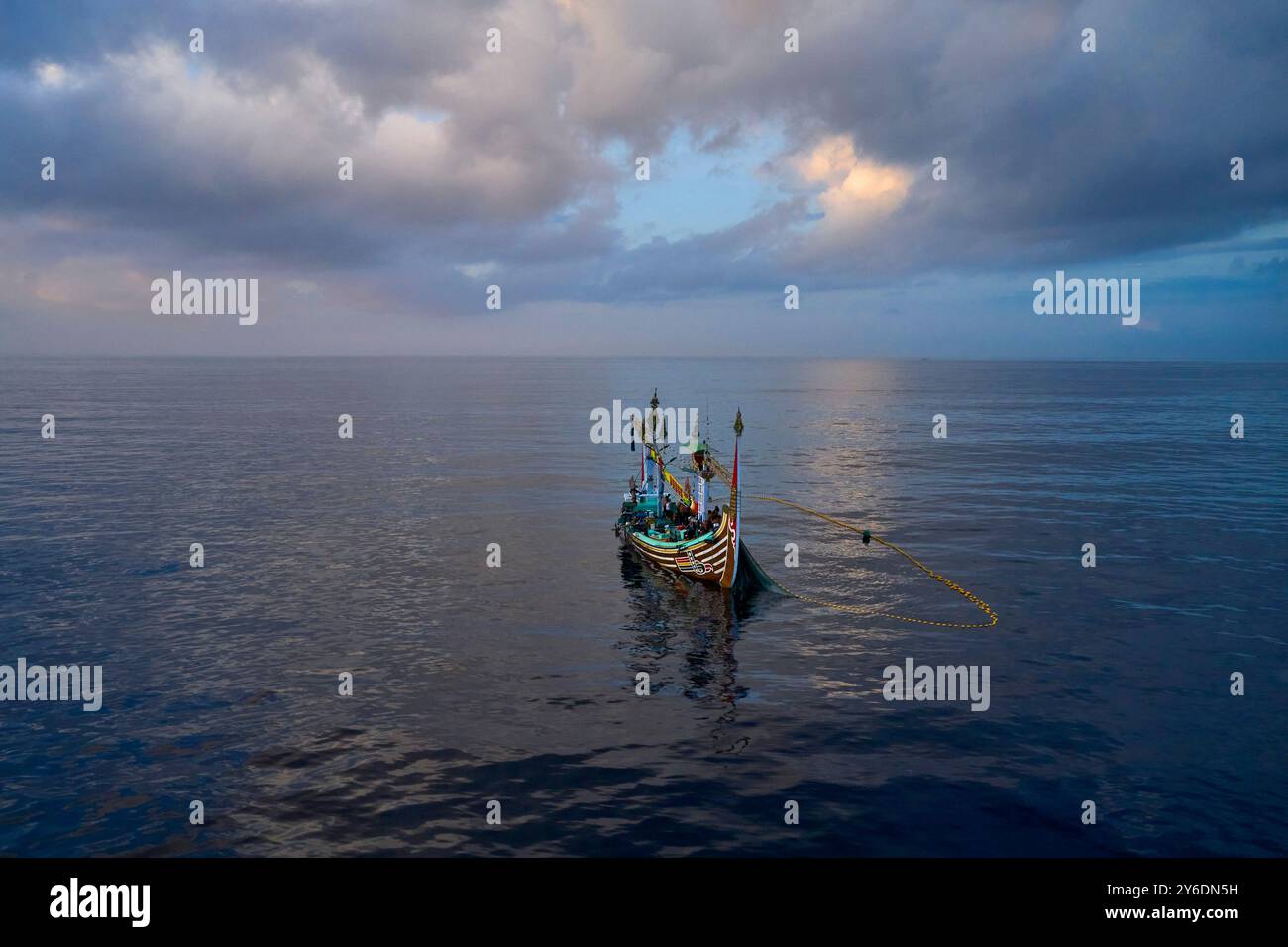 Indonesia, isola di Bali, villaggio di Perancak, barca da pesca riccamente decorata che pesca in mare Foto Stock