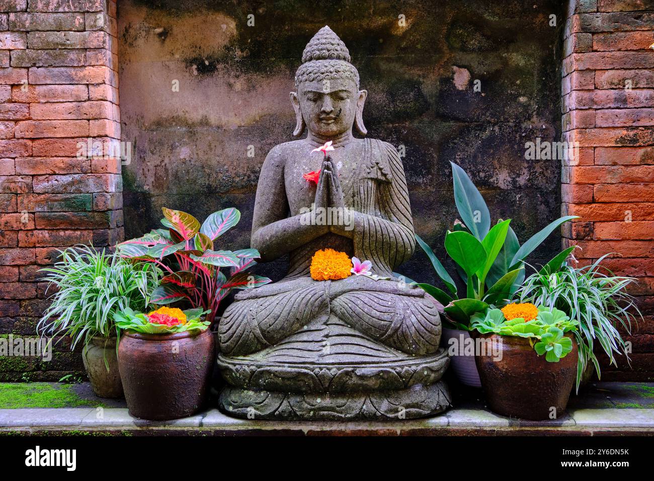 Indonesia, isola di Bali, città di Ubud, statua di Buddha nel cortile di una casa Foto Stock