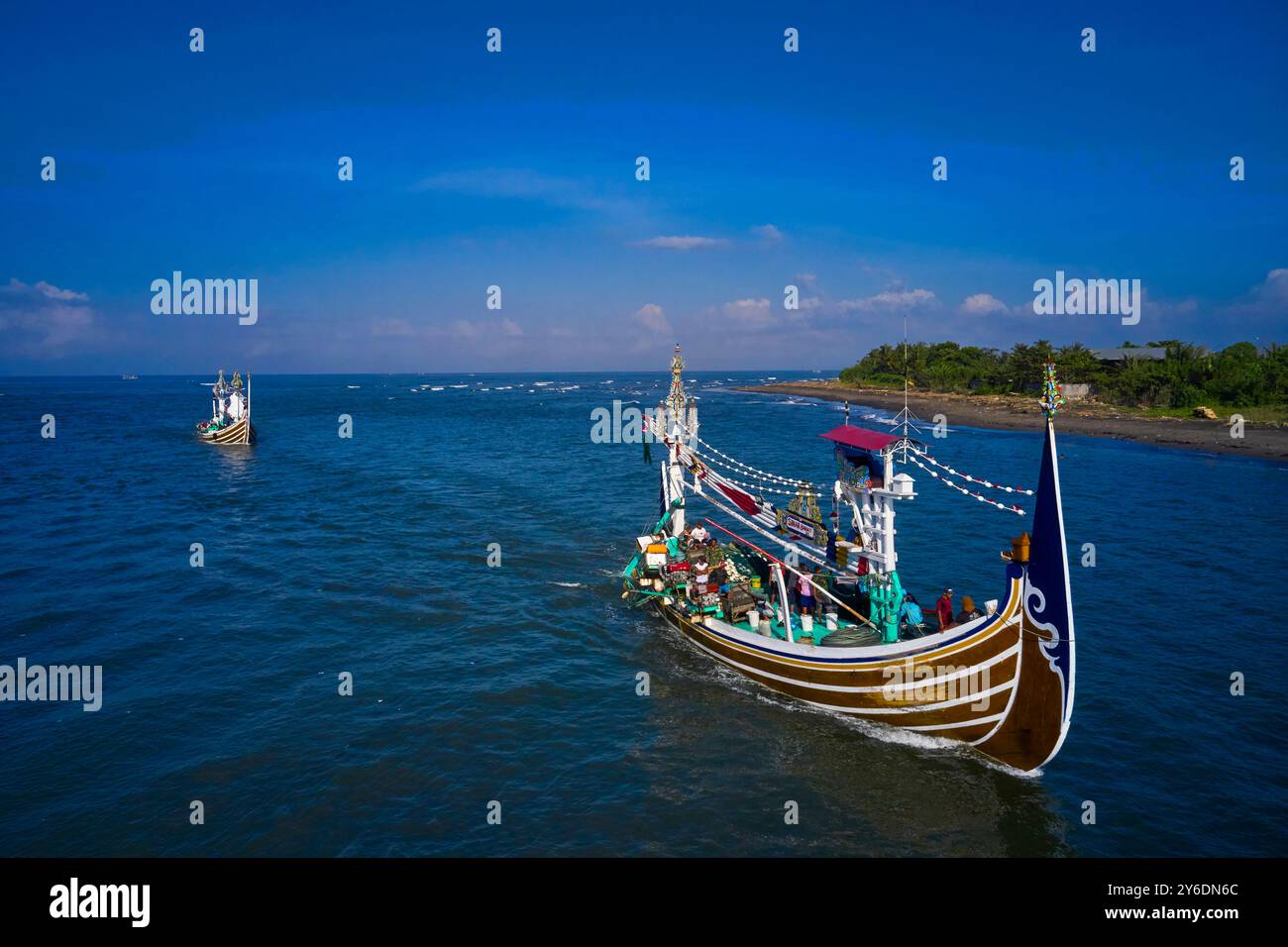 Indonesia, isola di Bali, villaggio di Perancak, barche da pesca riccamente decorate nel porto Foto Stock