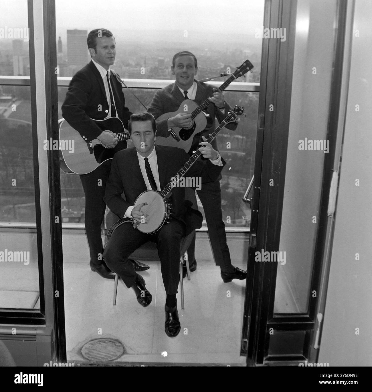 KINGSTON TRIO IL GRUPPO MUSICALE - JOHN STEWART, NICK REYNOLDS ANS BOB SHANE A LONDRA / ; 14 APRILE 1963 Foto Stock