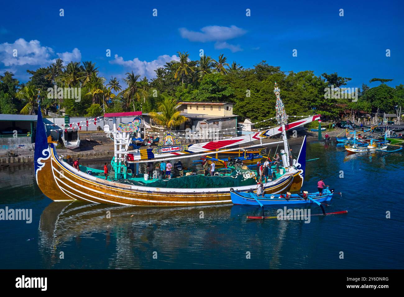 Indonesia, isola di Bali, villaggio di Perancak, barche da pesca riccamente decorate nel porto Foto Stock
