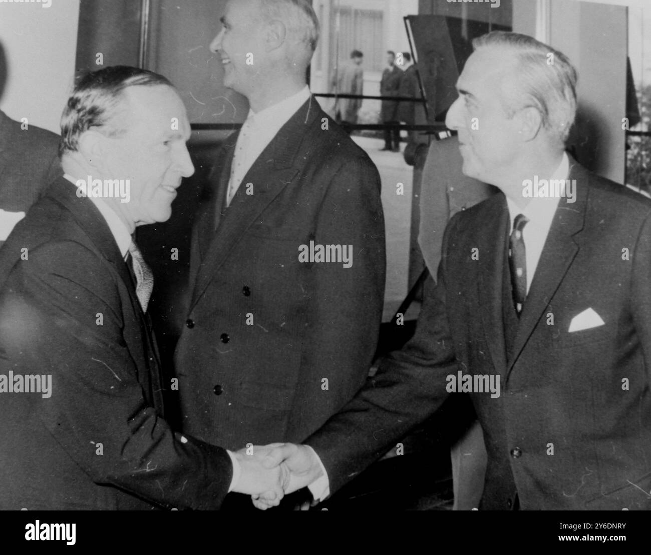 CONFERENZA SEATO SIR GARFIELD BARWICK A PARIGI; 9 APRILE 1963 Foto Stock