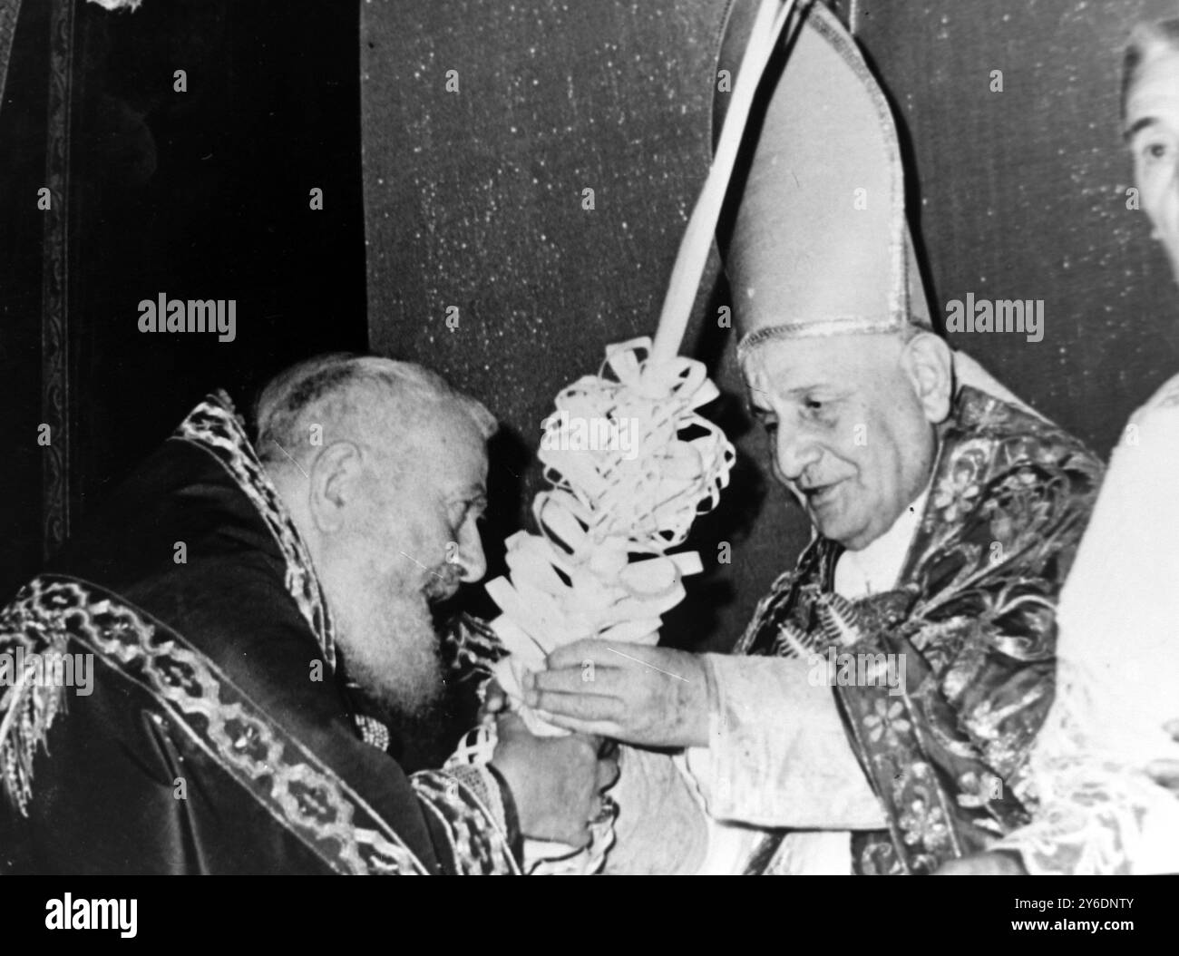 PAPA GIOVANNI XXIII CON IL CARDINALE FRANCESE TISSERANT NELLA DOMENICA DELLE PALME IN VATICANO / ; 9 APRILE 1963 Foto Stock