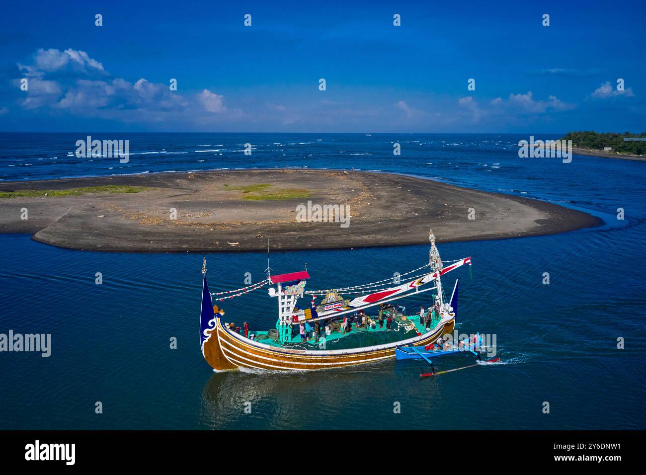 Indonesia, isola di Bali, villaggio di Perancak, barche da pesca riccamente decorate nel porto Foto Stock
