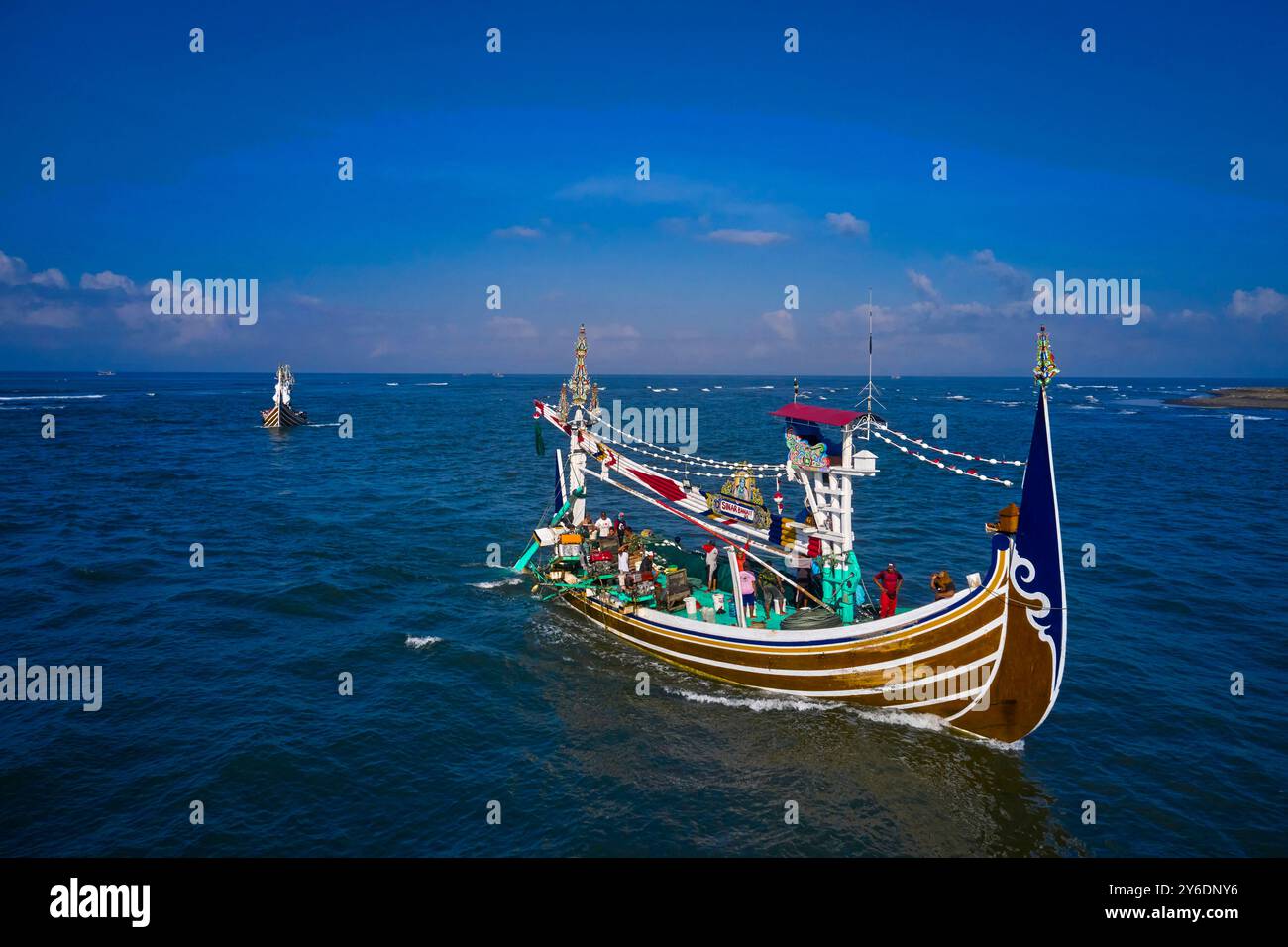 Indonesia, isola di Bali, villaggio di Perancak, barche da pesca riccamente decorate nel porto Foto Stock