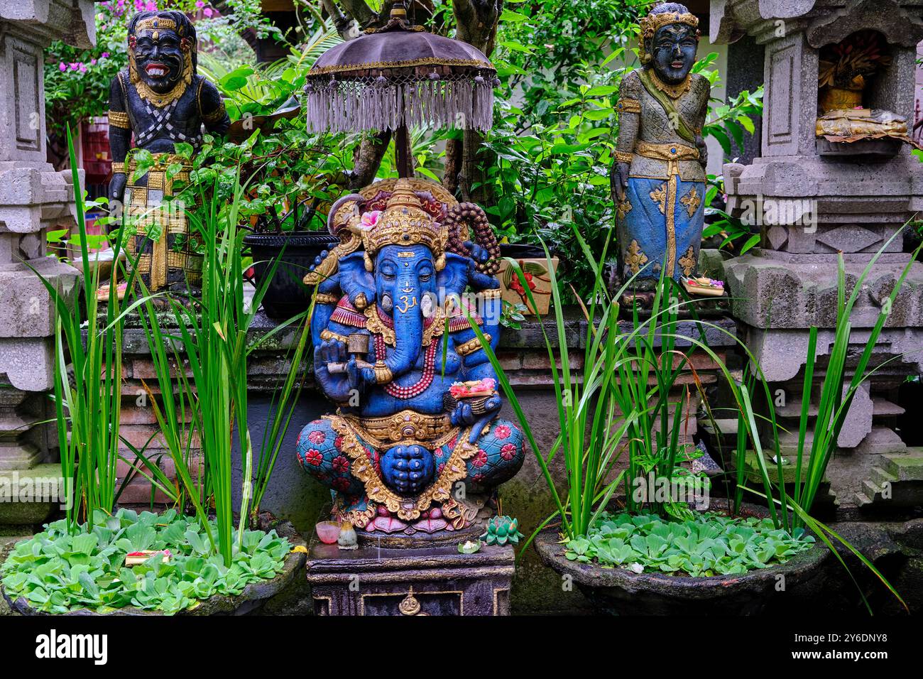 Indonesia, isola di Bali, città di Ubud, statua di Ganesh nel cortile di una casa Foto Stock