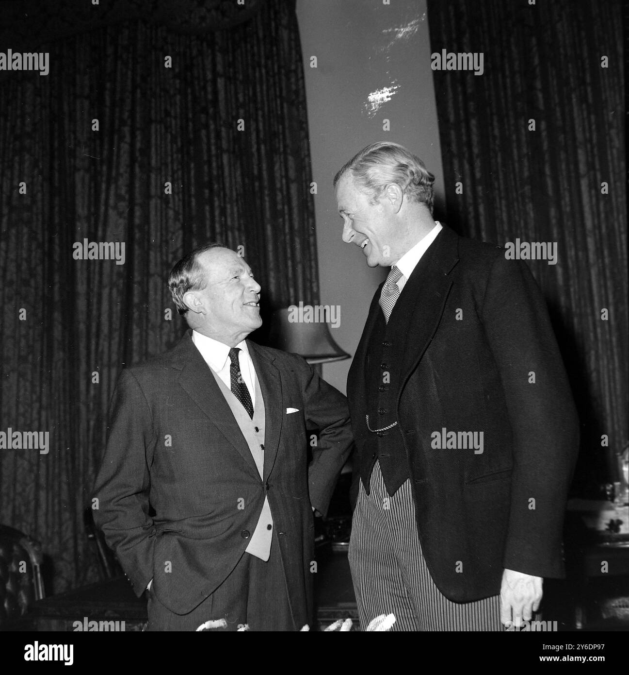 GARFIELD BARWICK CON DUNCAN SANDYS SI INCONTRANO A LONDRA / ; 3 APRILE 1963 Foto Stock