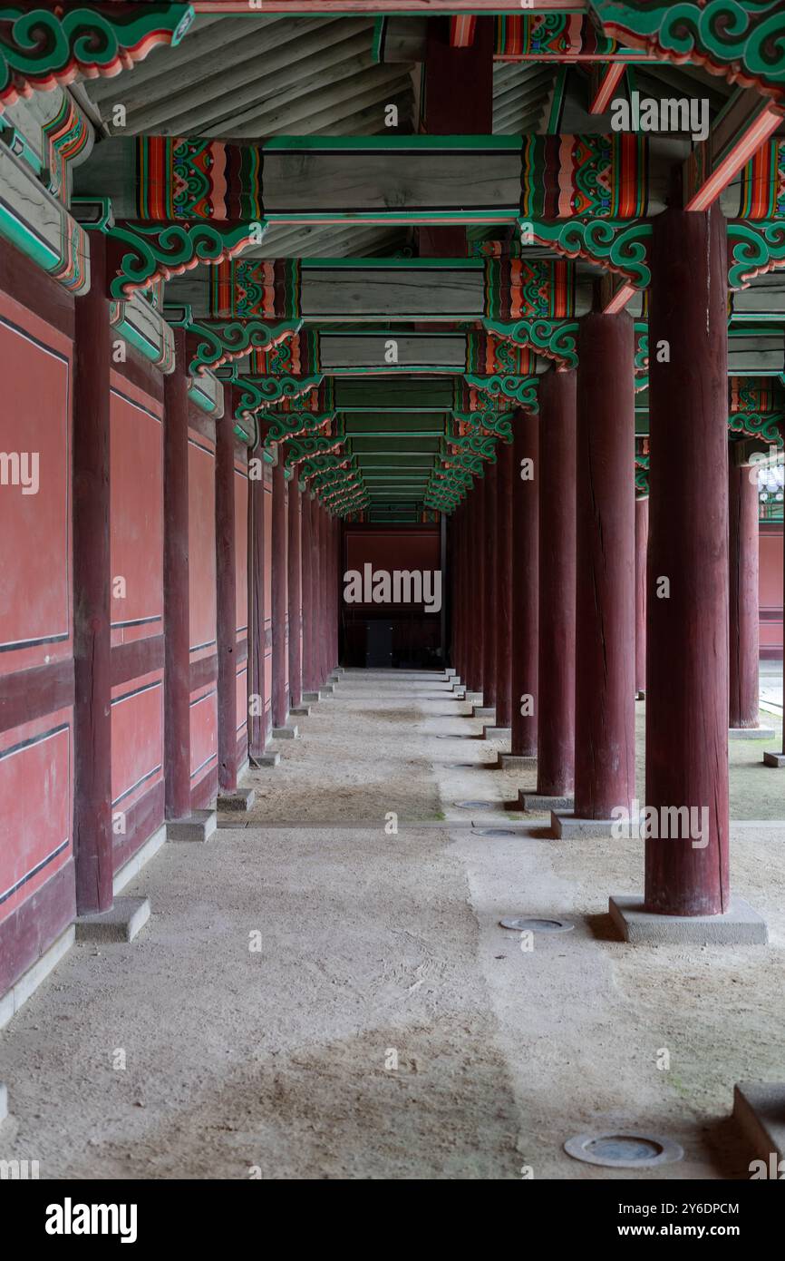 Tradizionale corridoio in legno con travi dipinte al Palazzo Changdeokgung, Seoul, Corea del Sud. Foto Stock