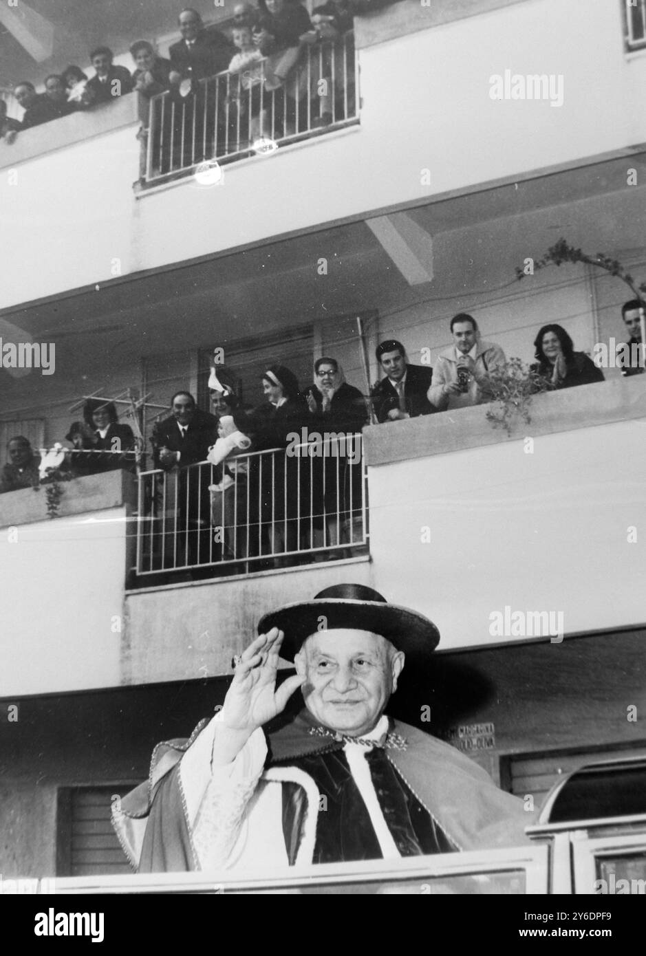 PAPA GIOVANNI XXIII CON FOLLE DI PERIFERIE A ROMA / ; 2 APRILE 1963 Foto Stock
