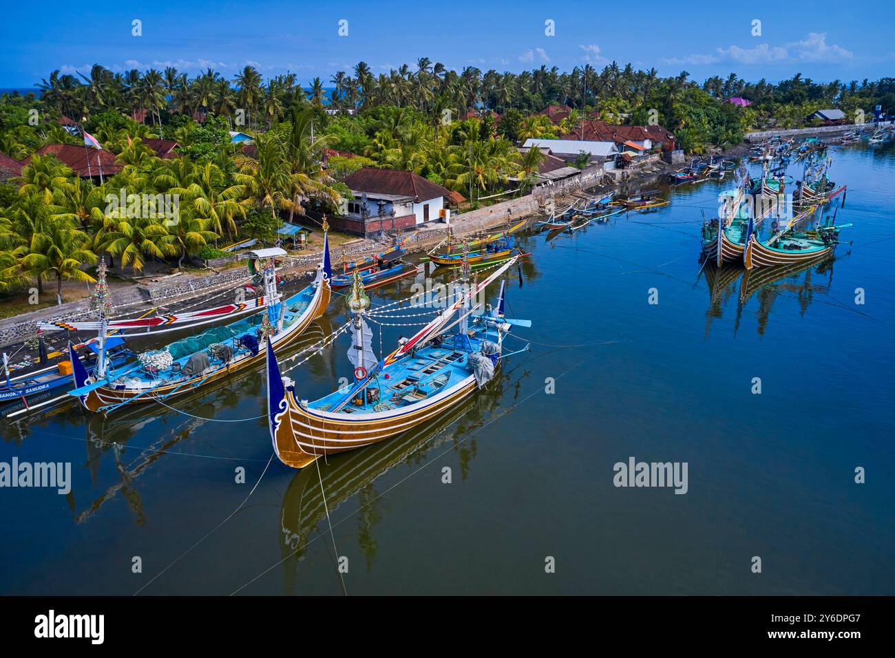 Indonesia, isola di Bali, villaggio di Perancak, barche da pesca riccamente decorate nel porto Foto Stock