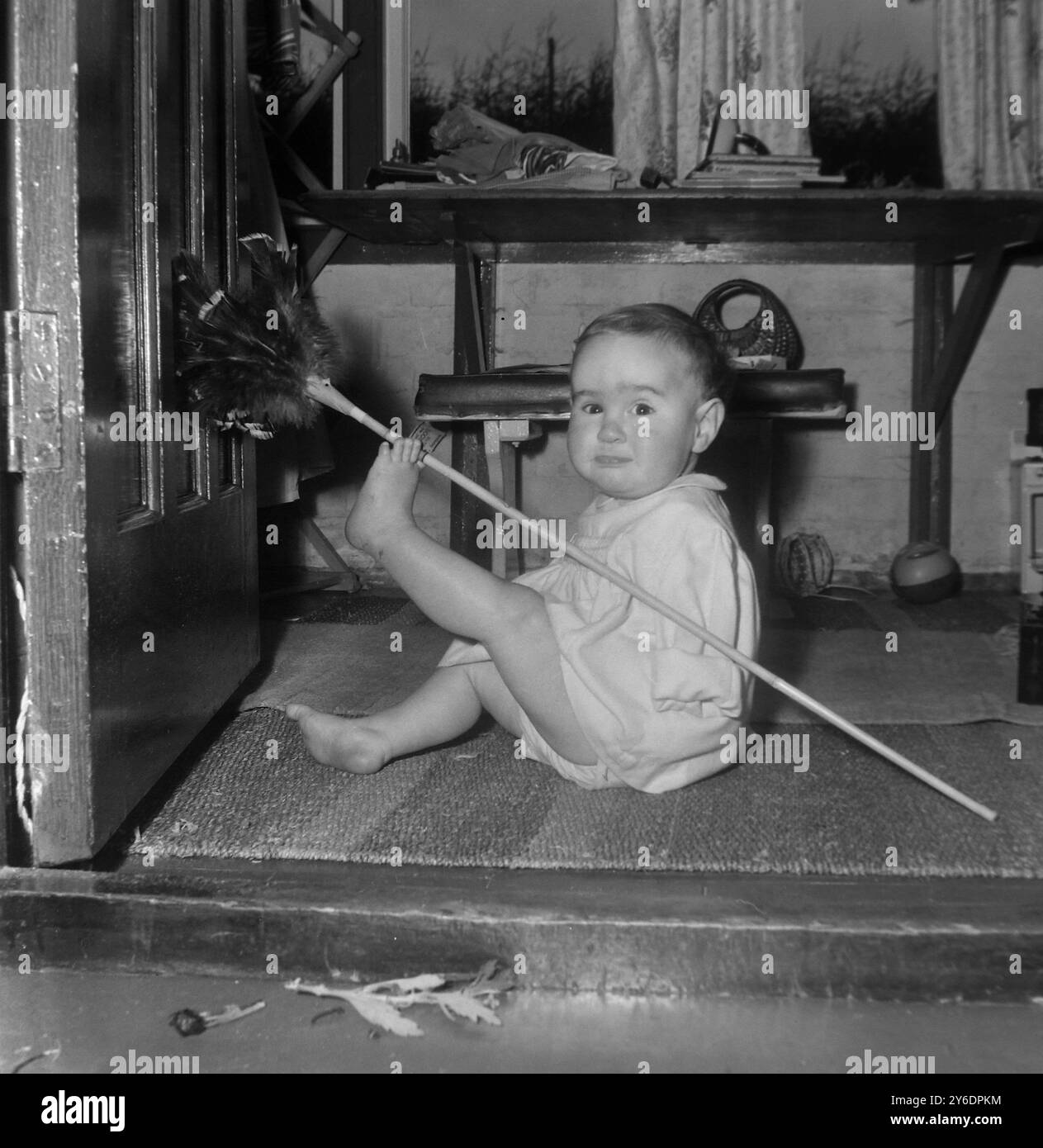 RICHARD SATHERLEY DEFORMATIES THALODOMIDE CHILD WITHOUT ARMS AND HANDS IN NEWPORT /; 1 APRILE 1963 Foto Stock