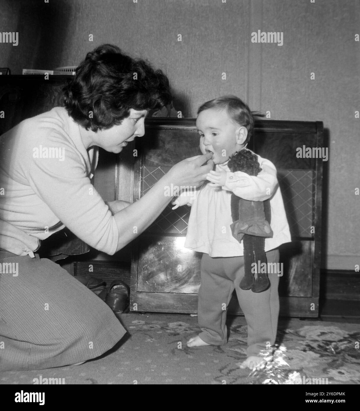 RICHARD SATHERLEY DEFORMATIES THALODOMIDE CHILD WITHOUT ARMS AND HANDS IN NEWPORT; 1 APRILE 1963 Foto Stock