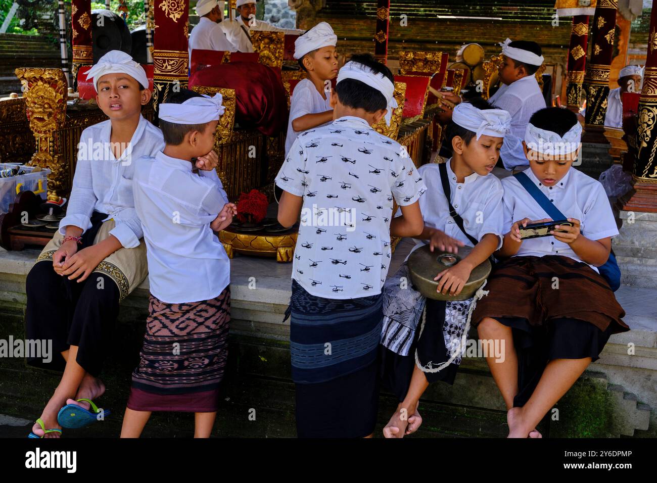 Indonesia, Bali, città di Ubud, tempio pura Samuan Tiga, bambini e telefono cellulare Foto Stock