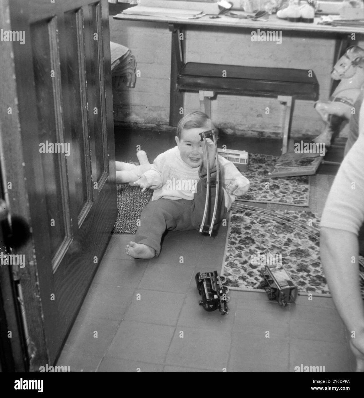 RICHARD SATHERLEY DEFORMATIES THALODOMIDE CHILD WITHOUT ARMS AND HANDS IN NEWPORT /; 1 APRILE 1963 Foto Stock