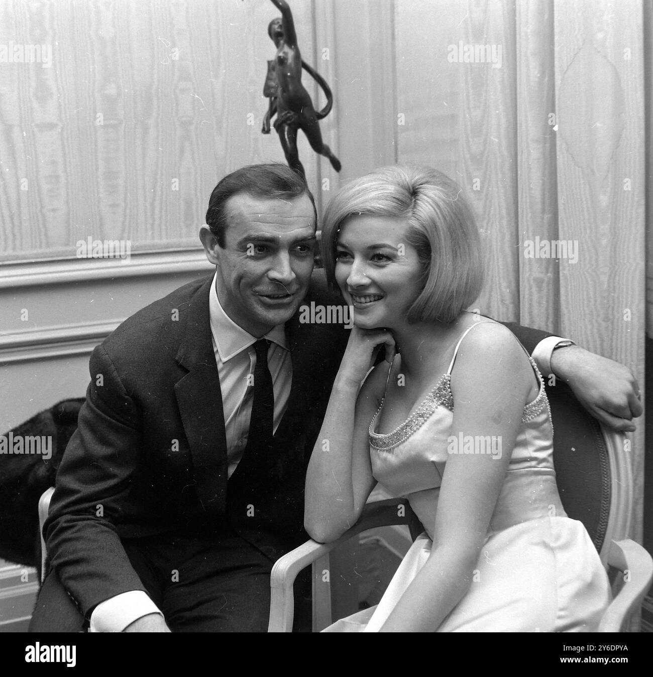 FILM DALLA RUSSIA CON AMORE - DANIELA BIANCHI CON SEAN CONNERY SUL SET DI JAMES BOND / ; 29 MARZO 1963 Foto Stock