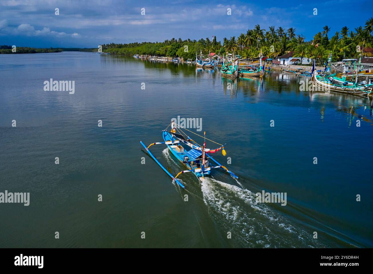 Indonesia, isola di Bali, villaggio di Perancak, barche da pesca riccamente decorate nel porto Foto Stock