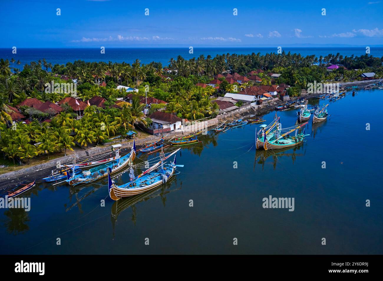 Indonesia, isola di Bali, villaggio di Perancak, barche da pesca riccamente decorate nel porto Foto Stock