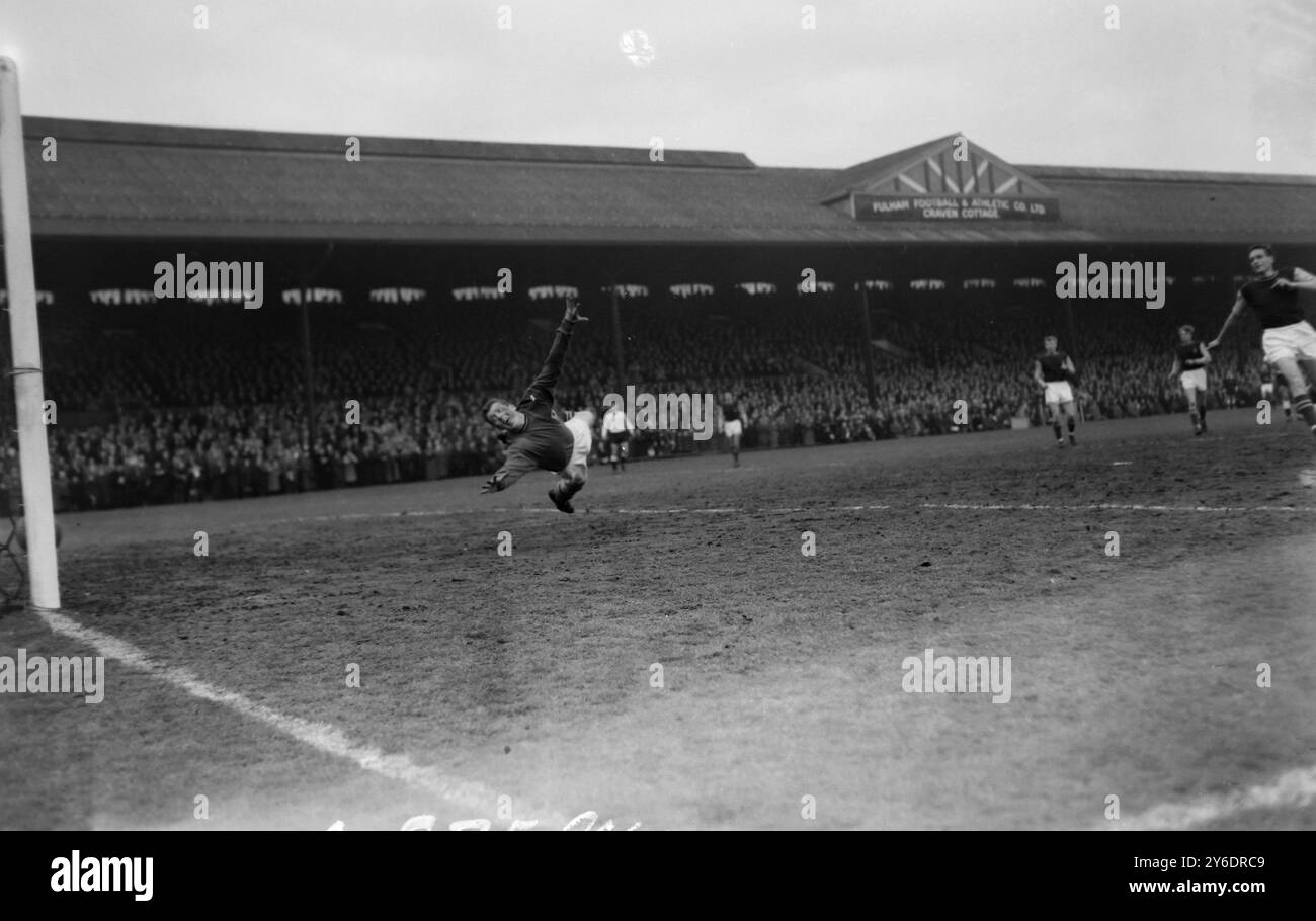 I CALCIATORI JOHN FRASER E MAURICE CUCINANO IN AZIONE - FULHAM V ASTON VILLA /; 23 MARZO 1963 Foto Stock