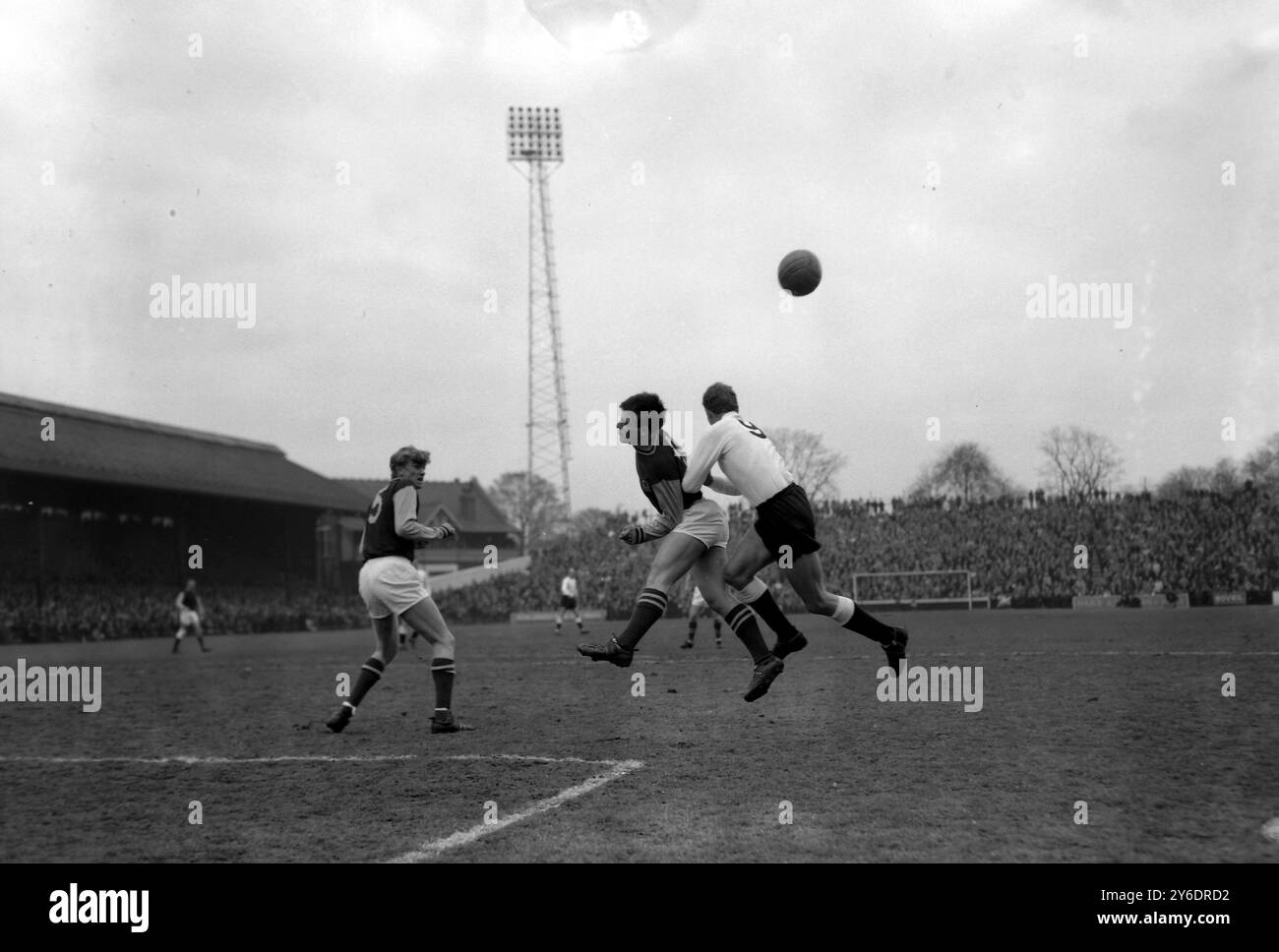 I CALCIATORI JOHN FRASER E MAURICE CUCINANO IN AZIONE - FULHAM V ASTON VILLA /; 23 MARZO 1963 Foto Stock