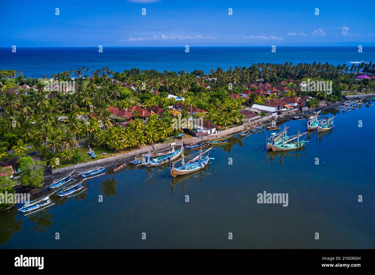 Indonesia, isola di Bali, villaggio di Perancak, barche da pesca riccamente decorate nel porto Foto Stock