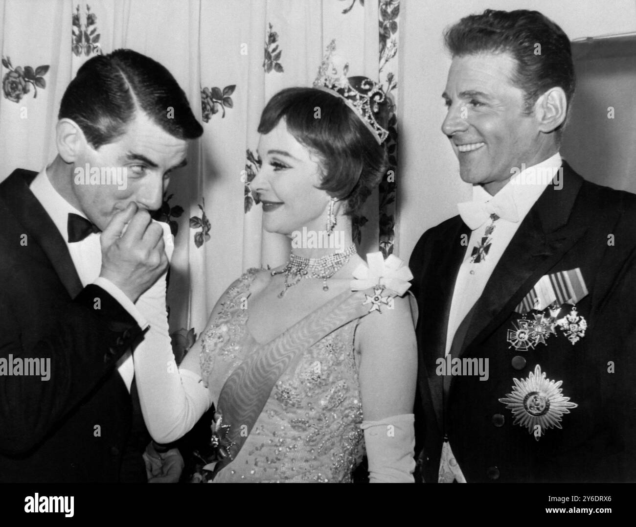 20 MARZO 1963 IL REGISTA PETER GLENVILLE BACIA LA MANO DI VIVIEN LEIGH CON JEAN PIERRE AUMONT NELLA SERATA DI APERTURA DEL MUSICAL TOVARICH AL BROADWAY THEATER DI NEW YORK, USA. Foto Stock