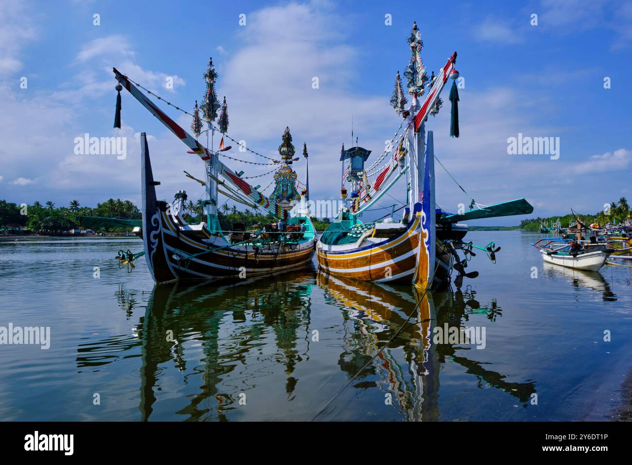Indonesia, isola di Bali, villaggio di Perancak, barche da pesca riccamente decorate nel porto Foto Stock