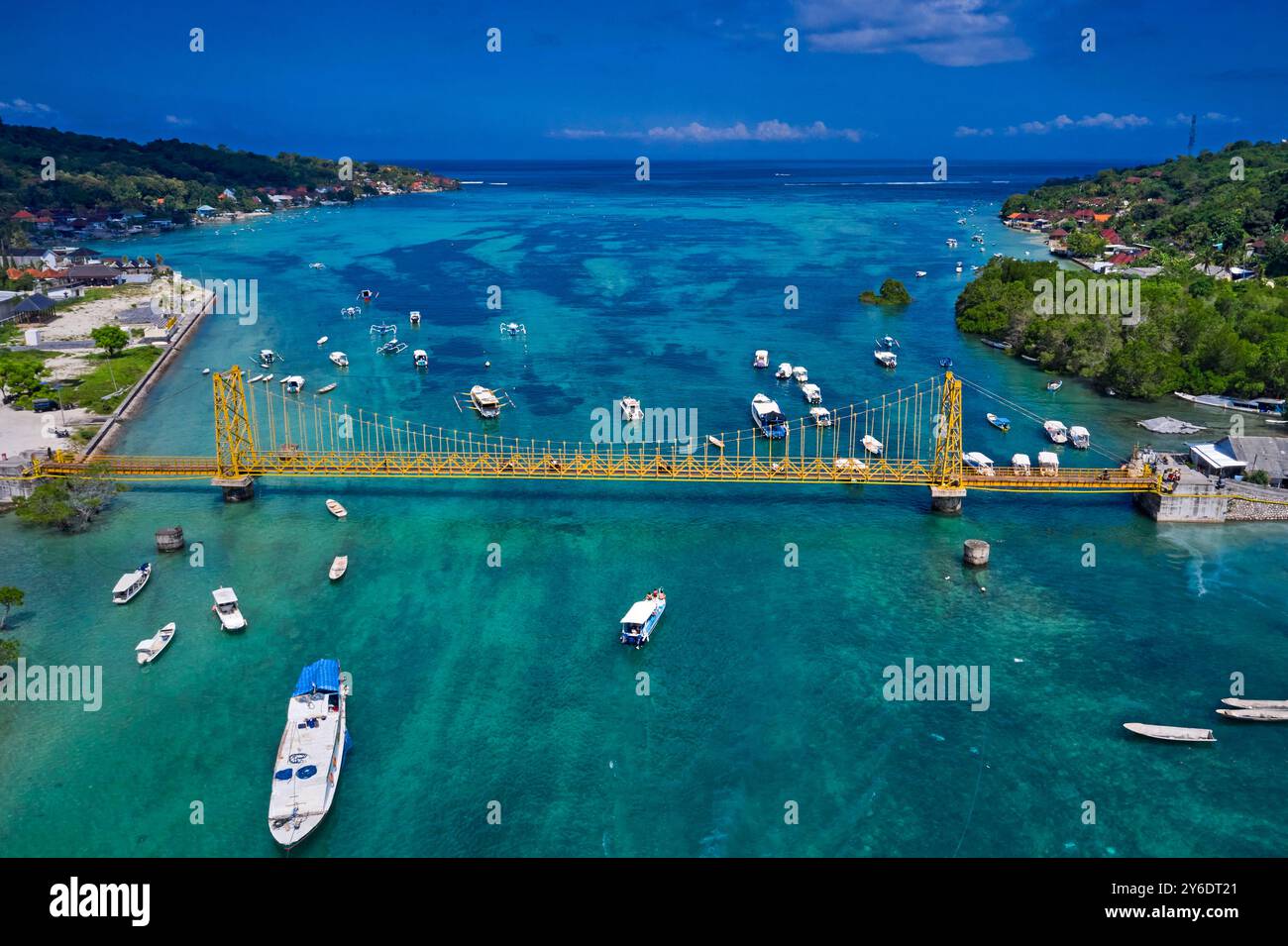 Indonesia, Bali, ponte tra l'isola di Nusa Lembongan e l'isola di Nusa Ceningan, baia di Jungutbatu Foto Stock