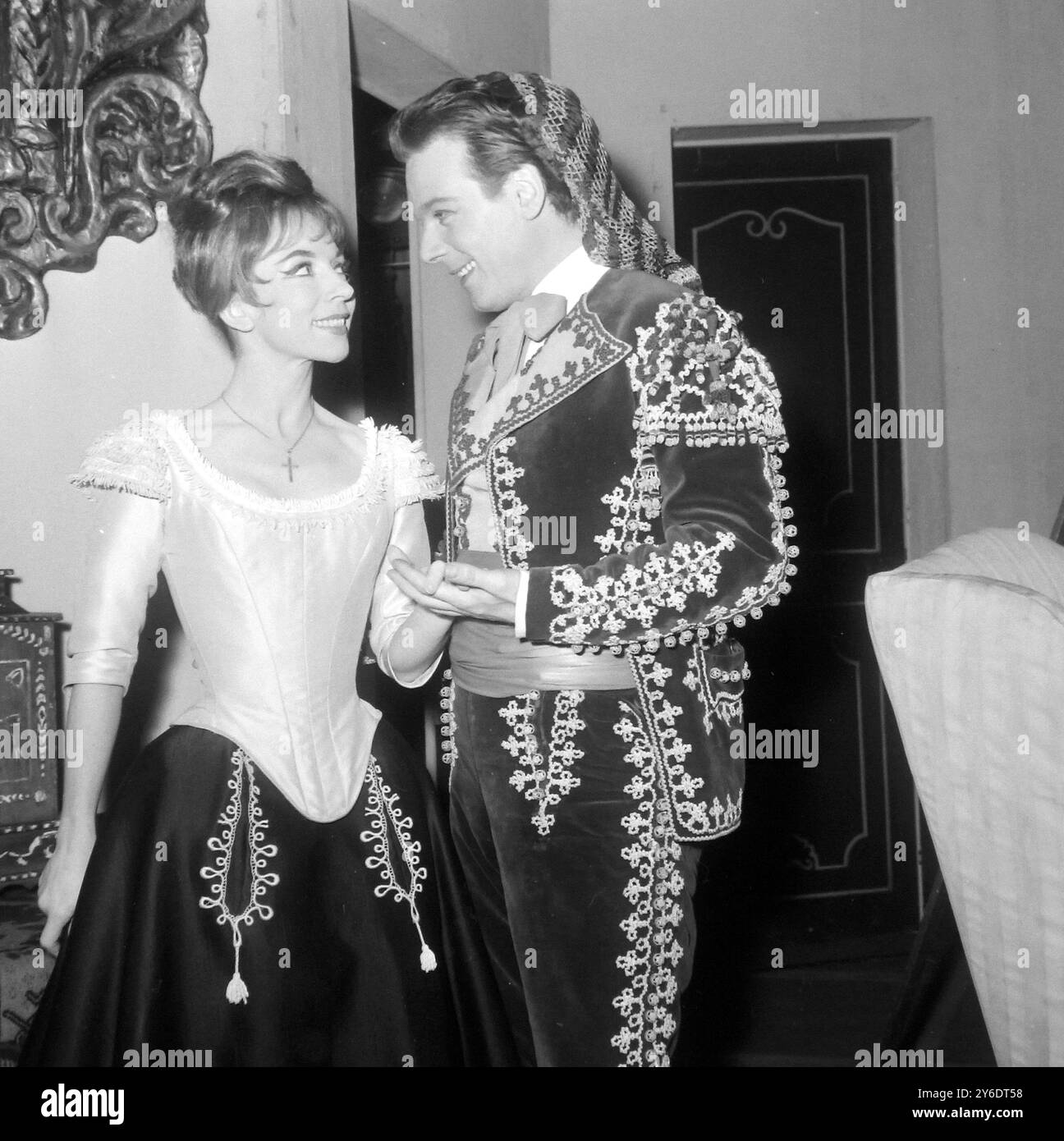 MICHELINE BOUDET IN COSTUME COME SUZANNE CON JEAN PIAT COME FIGARO NELLA CELEBRE PRODUZIONE COMEDIE FRANCAISE DE LA MARIAGE DI FIGARO DI BEAUMARCHAIS LONDRA, INGHILTERRA, 19 MARZO 1963 Foto Stock