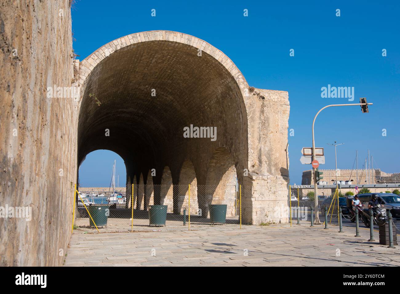 Arsenali di Heraklion, vista dell'arsenale veneziano del XVI secolo - capannoni delle navi - situato nell'area del porto veneziano della città vecchia di Heraklion, Creta. Foto Stock