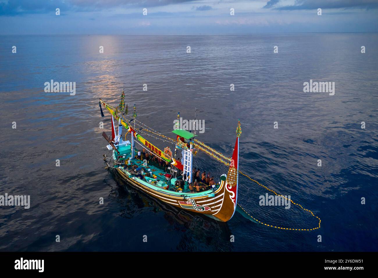 Indonesia, isola di Bali, villaggio di Perancak, barca da pesca riccamente decorata che pesca in mare Foto Stock