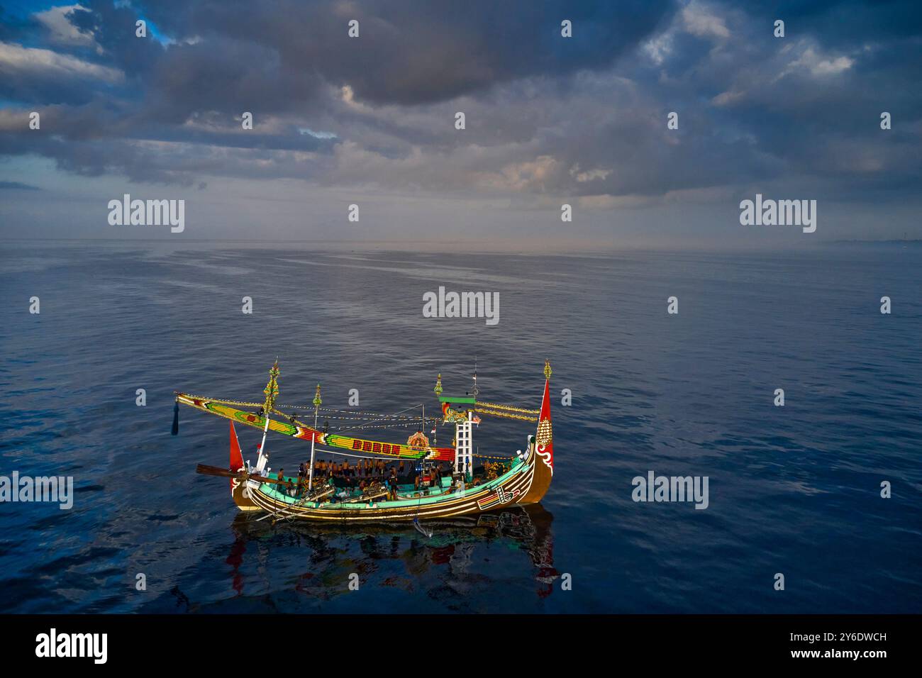 Indonesia, isola di Bali, villaggio di Perancak, barca da pesca riccamente decorata che pesca in mare Foto Stock